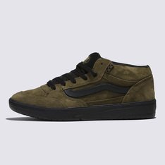 Inspirado em todas as eras da história do skate, o estilo distinto de Beatrice Domond - skatista da Vans - exala um ar contemporâneo e é guiado por outra geração. Beatrice impulsiona o skate de rua em uma nova direção que aposta em um mix de estilo e requinte. Ela faz o mesmo quando não está sobre seu skate: o seu estilo pessoal incomparável a tornou uma das favoritas dos conhecedores da moda. A versatilidade torna Beatrice a escolha perfeita para apresentar o Zahba Mid, o mais novo membro da família Zahba e uma silhueta que, assim como Beatrice, é extremamente multifacetada. O Tênis Skate Zahba Mid Domond Dark Olive traz tecnologias como o ImpactWaffle, o melhor design de sola de amortecimento contra impactos da Vans já feito, o Zahba Mid amortece a pisada nos momentos em que você mais precisa, mantendo a estabilidade mesmo quando essa maciez é dispensável. A tecnologia proporciona o equilíbrio ideal entre proteção contra impactos e controle da prancha para elevar o seu nível de skate. O Zahba Mid foi concebido com foco na sustentabilidade, e se qualifica para o logotipo VR3 Checkerboard Globe da Vans. Para poder estampar o logotipo VR3 Checkerboard Globe, pelo menos 30% do produto deve ser feito de materiais reciclados ou por uma combinação de materiais reciclados, renováveis e/ou regenerativos. Para saber mais sobre a Vans e sua jornada rumo ao uso de materiais sustentáveis, visite o site vans.com.br/sustentabilidade.