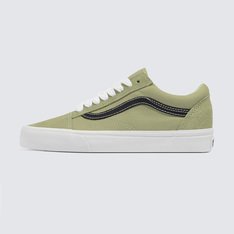Conhecido inicialmente como Vans #36, o Old Skool foi o tênis icônico de cano baixo que deu vida ao famoso Vans Sidestripe, criado por Paul Van Doren! Desde a sua estreia em 1977, a silhueta de cano baixo se estabeleceu como ícone nas cenas de skate, música e moda. Dos skatistas de rua e punks dos anos 90 aos atuais ídolos do hip hop e da moda, o Old Skool têm sido escolhido por criativos que agem com personalidade própria. O Tênis Old Skool Oversized Lace Elm honra essa tradição com um toque moderno, combinando tons vibrantes com o estilo icônico e irreverente dos clássicos Vans. O modelo de cano baixo apresenta cabedal em camurça e lona resistente na cor verde. Com fechamento por amarração em cadarços oversized, ele traz a lendária sidestripe nas laterais. Apresenta heeltab do skate tradicional, com assinatura Vans em “Drop V” e inscrição “Off The Wall” - aplicadas no calcanhar. Com solado em borracha vulcanizada em formato waffle - exclusividade Vans - que proporciona maior aderência ao caminhar.