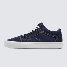 Conhecido inicialmente como Vans #36, o Old Skool foi o tênis icônico de cano baixo que deu vida ao famoso Vans Sidestripe, criado por Paul Van Doren! Desde a sua estreia em 1977, a silhueta de cano baixo se estabeleceu como ícone nas cenas de skate, música e moda. Dos skatistas de rua e punks dos anos 90 aos atuais ídolos do hip hop e da moda, o Old Skool têm sido escolhido por criativos que agem com personalidade própria. O Tênis Old Skool Oversized Lace Parisian Night honra essa tradição com um toque moderno, combinando tons vibrantes com o estilo icônico e irreverente dos clássicos Vans. O modelo de cano baixo apresenta cabedal em camurça e lona resistente na cor cinza. Com fechamento por amarração em cadarços oversized, ele traz a lendária sidestripe nas laterais, em detalhe de costura em pesponto contrastante . Apresenta heeltab do skate tradicional, com assinatura Vans em “Drop V” e inscrição “Off The Wall” - aplicadas no calcanhar. Com solado em borracha vulcanizada em formato waffle - exclusividade Vans - que proporciona maior aderência ao caminhar.