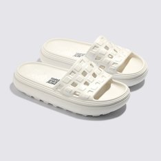 O Chinelo Slide-On VR3 Cush Marshmallow traz a inspiração da sandália icônica estilo cloud. Com uma construção de peça única injetada na cor branca, o chinelo slide-on apresenta cabedal com um calcanhar moldado em forma de arco e nova tecnologia VR3Cush™ presente na construção da palmilha, proporcionando maior conforto e a sensação de andar nas nuvens. O estilo inconfundível da Vans combinado com o design consciente da sustentabilidade e um visual inspirado na herança “Off The Wall”, o chinelo slide-on em EVA vai proporcionar todo o conforto que você precisa para relaxar. Para ganhar o logotipo do globo VR3 Checkerboard, pelo menos 30% do produto deve ser feito de um ou uma combinação de materiais reciclados, renováveis ??e/ou regenerativos. Para saber mais sobre a Vans e sua jornada para materiais sustentáveis, acesse vans.com/sustentabilidade.