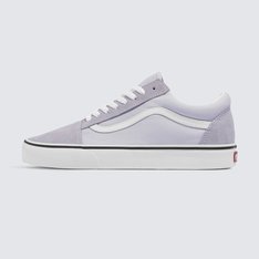 Conhecido inicialmente como Vans #36, o Old Skool foi o tênis icônico de cano baixo que deu vida ao famoso Vans Sidestripe, criado por Paul Van Doren! Desde a sua estreia em 1977, a silhueta de cano baixo se estabeleceu como ícone nas cenas de skate, música e moda. Dos skatistas de rua e punks dos anos 90 aos atuais ídolos do hip hop e da moda, o Old Skool têm sido escolhido por criativos que agem com personalidade própria. O Tênis Old Skool Halogen Blue honra essa tradição com um toque moderno, combinando tons vibrantes com o estilo icônico e irreverente dos clássicos Vans. O modelo de cano baixo apresenta cabedal em camurça e lona resistente na cor azul. Com fechamento por amarração em cadarços, ele traz a lendária sidestripe nas laterais. Apresenta heeltab do skate tradicional, com assinatura Vans em “Drop V” e inscrição “Off The Wall” - aplicadas no calcanhar. Com solado em borracha vulcanizada em formato waffle - exclusividade Vans - que proporciona maior aderência ao caminhar.