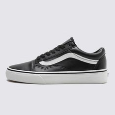 Em 1977, o tênis Old Skool, originalmente nomeado de Vans #36 foi lançado sendo o primeiro a conter a icônica sidestripe na lateral. O que começou como um rabisco de Paul Van Doren, originalmente chamado de “Jazz Stripe”, se tornou um dos ícones da marca Vans. O Tênis Old Skool Black True White é um tênis de cano baixo com cadarço que possui cabedal de lona têxtil e camurça resistente na cor preta, sidestripe em couro branco e viras laterais de borracha na cor branca com biqueiras reforçadas para suportar o desgaste por repetição, cano acolchoado para dar suporte e flexibilidade e a clássica sola de borracha waffle vulcanizada exclusiva Vans.