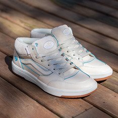 Projetados para o melhor desempenho, concebidos para o planeta. Quando a proteção contra impactos e a sensibilidade na prancha se juntam, os skatistas têm a melhor oportunidade de causar impacto. É por isso que o Tênis Skate Zahba Mid Pedro Barros Buttercream possui o melhor design de sola de amortecimento de impacto da Vans até agora: a ImpactWaffle. O modelo apresenta um design exclusivo em três partes - duas camadas de espuma VR3Cush™ envoltas numa sola de borracha SickStick™, que oferece a quantidade certa de proteção contra impactos nos lugares certos proporcionando amortecimento e controle necessários para a prática do skate. Corrimões mais compridos, transições maiores, bowls mais fundos... Este é o verdadeiro impacto. A equipe da Vans estabeleceu metas ambiciosas de sustentabilidade. Grandes ou pequenos, todos os esforços resultam em mudanças positivas. Para ganhar o logotipo do globo VR3 Checkerboard, pelo menos 30% do produto deve ser feito de um ou uma combinação de materiais reciclados, renováveis ??e/ou regenerativos. Para saber mais sobre a Vans e sua jornada em direção a materiais sustentáveis, acesse vans.com/sustentabilidade.