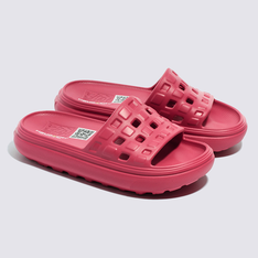 O Chinelo Slide-On VR3 Cush Holly Berry traz a inspiração da sandália icônica estilo cloud. Com uma construção de peça única injetada na cor vermelha, o chinelo slide-on apresenta cabedal com um calcanhar moldado em forma de arco e nova tecnologia VR3Cush™ presente na construção da palmilha, proporcionando maior conforto e a sensação de andar nas nuvens. O estilo inconfundível da Vans combinado com o design consciente da sustentabilidade e um visual inspirado na herança “Off The Wall”, o chinelo slide-on em EVA vai proporcionar todo o conforto que você precisa para relaxar. Para ganhar o logotipo do globo VR3 Checkerboard, pelo menos 30% do produto deve ser feito de um ou uma combinação de materiais reciclados, renováveis ??e/ou regenerativos. Para saber mais sobre a Vans e sua jornada para materiais sustentáveis, acesse vans.com/sustentabilidade.