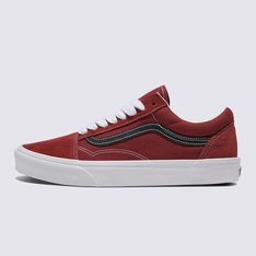 Conhecido inicialmente como Vans #36, o Old Skool foi o tênis icônico de cano baixo que deu vida ao famoso Vans Sidestripe, criado por Paul Van Doren! Desde a sua estreia em 1977, a silhueta de cano baixo se estabeleceu como ícone nas cenas de skate, música e moda. Dos skatistas de rua e punks dos anos 90 aos atuais ídolos do hip hop e da moda, o Old Skool têm sido escolhido por criativos que agem com personalidade própria. O Tênis Old Skool Oversized Lace Madder Brown honra essa tradição com um toque moderno, combinando tons vibrantes com o estilo icônico e irreverente dos clássicos Vans. O modelo de cano baixo apresenta cabedal em camurça e lona resistente na cor marrom. Com fechamento por amarração em cadarços, ele traz a lendária sidestripe nas laterais em preto. Apresenta heeltab do skate tradicional, com assinatura Vans em “Drop V” e inscrição “Off The Wall” - aplicadas no calcanhar. Com solado em borracha vulcanizada em formato waffle - exclusividade Vans - que proporciona maior aderência ao caminhar.