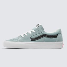 O revolucionário Sk8-Hi transformado em um tênis de cano baixo atemporal. Uma versão adaptada do lendário tênis de cano alto, o Tênis Sk8-Low Sport Gray Mist traz a estética familiar da sidestripe contrastante, com uma proposta totalmente nova na maneira de vestir esta silhueta icônica. Além dos cabedais clássicos de lona e camurça que imitam a contraparte mais alta, o tênis de cano baixo é fácil de usar e traz à tona todos os detalhes que preservam a essência do original.