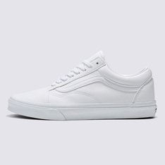 <p>Em 1977, o tênis Old Skool, originalmente nomeado de Vans #36 foi lançado sendo o primeiro a conter a icônica sidestripe na lateral. O que começou como um rabisco de Paul Van Doren, originalmente chamado de “Jazz Stripe”, se tornou um dos ícones da marca Vans. O Tênis Old Skool True White é um tênis de cano baixo com cadarço, sidestripe em couro branco e viras laterais de borracha na cor branca com biqueiras reforçadas para suportar o desgaste por repetição, cano acolchoado para dar suporte e flexibilidade e a clássica sola de borracha waffle vulcanizada exclusiva Vans.</p>